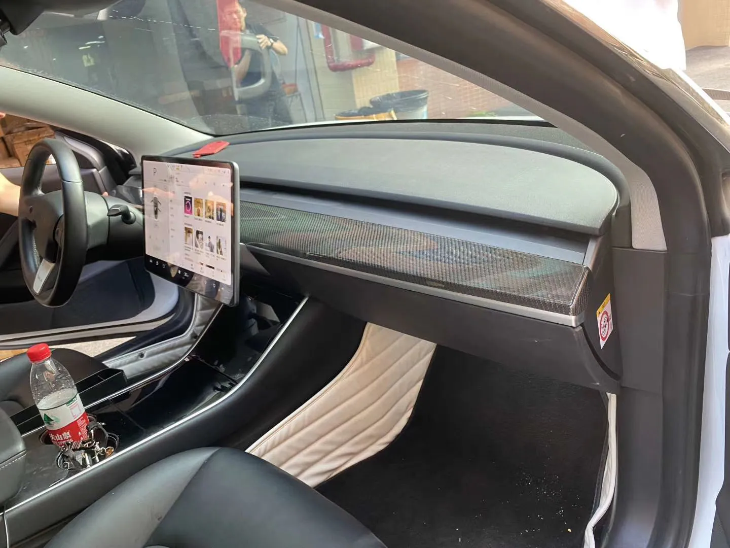 テスラ モデル3用 ドライカーボンファイバー ダッシュボードトリム 1個/セット インテリアカバー 車アクセサリー オート グロッシーブラック マルチメディアパネル