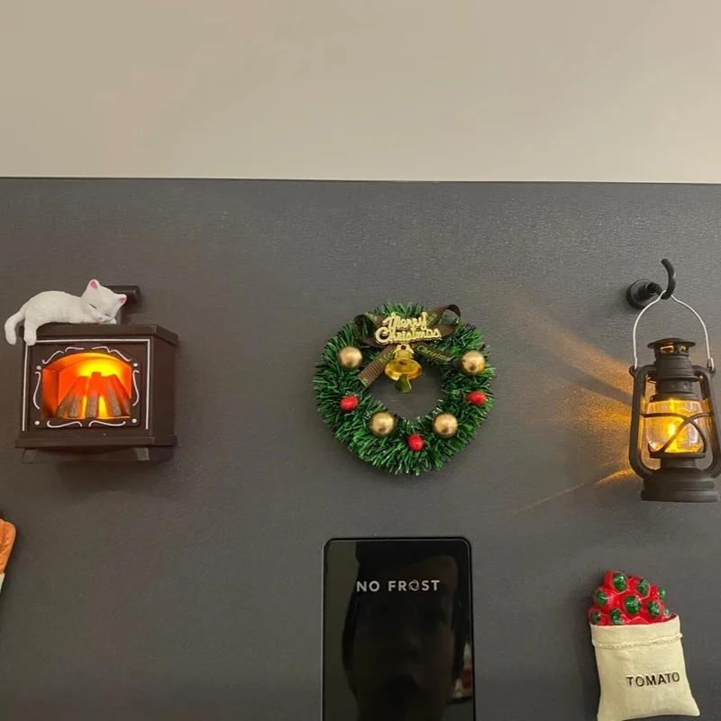 مغناطيس ثلاجة لمشهد عيد الميلاد المصغر مع مدفأة متوهجة وتصميم قطة لتزيين المنزل لجو احتفالي