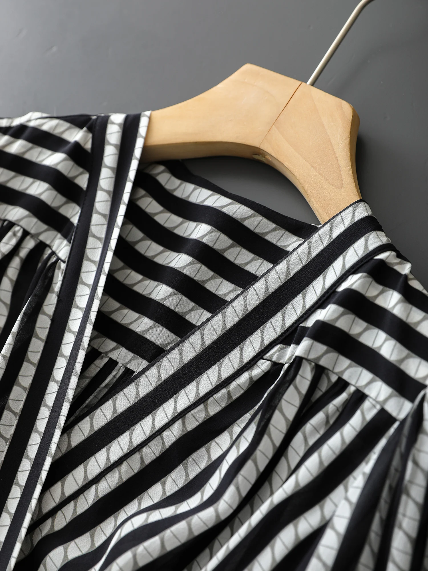 New  Silk Double Crepe Color Contrast Waist V-neck Dress for Women LY8963