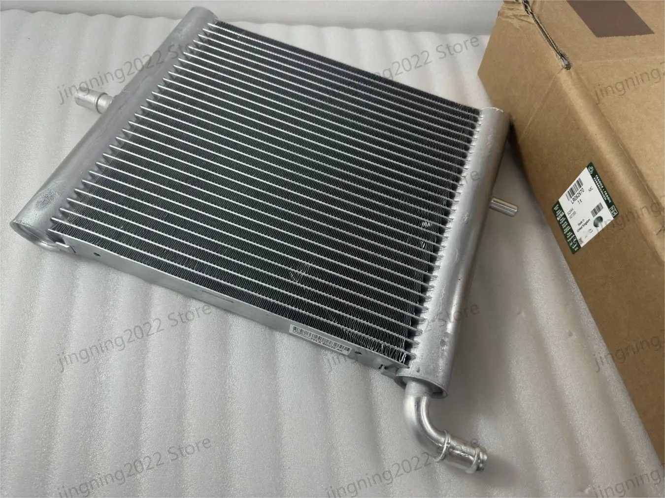 The Land Rover low-temperature radiator assembly is suitable for L405/L494/L462 V63.0T diesel/gasoline LR062670 LR034577