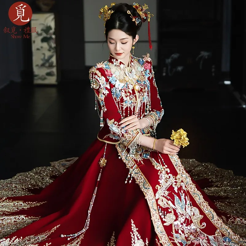 

New embroidered velvet wedding dress phoenix crown and red toasting going out heavy workmanship