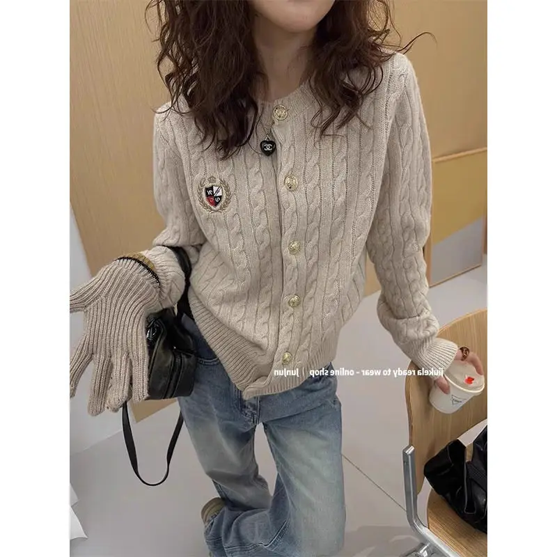 

Badge Embroidered Retro Soft Glutinous Twist Sweater Jacket Slim Waist-hugging Short Top Knitted Cardigan