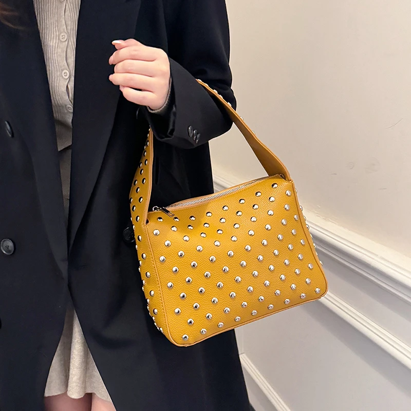 Modische Sling-Handtaschen, Shopper-Tasche, Nieten-Design, Hobo-Schultertaschen, 2024, schwarzer Punk-Stil, Unterarm-Schulter-Handtasche und Geldbörse – Detail 12