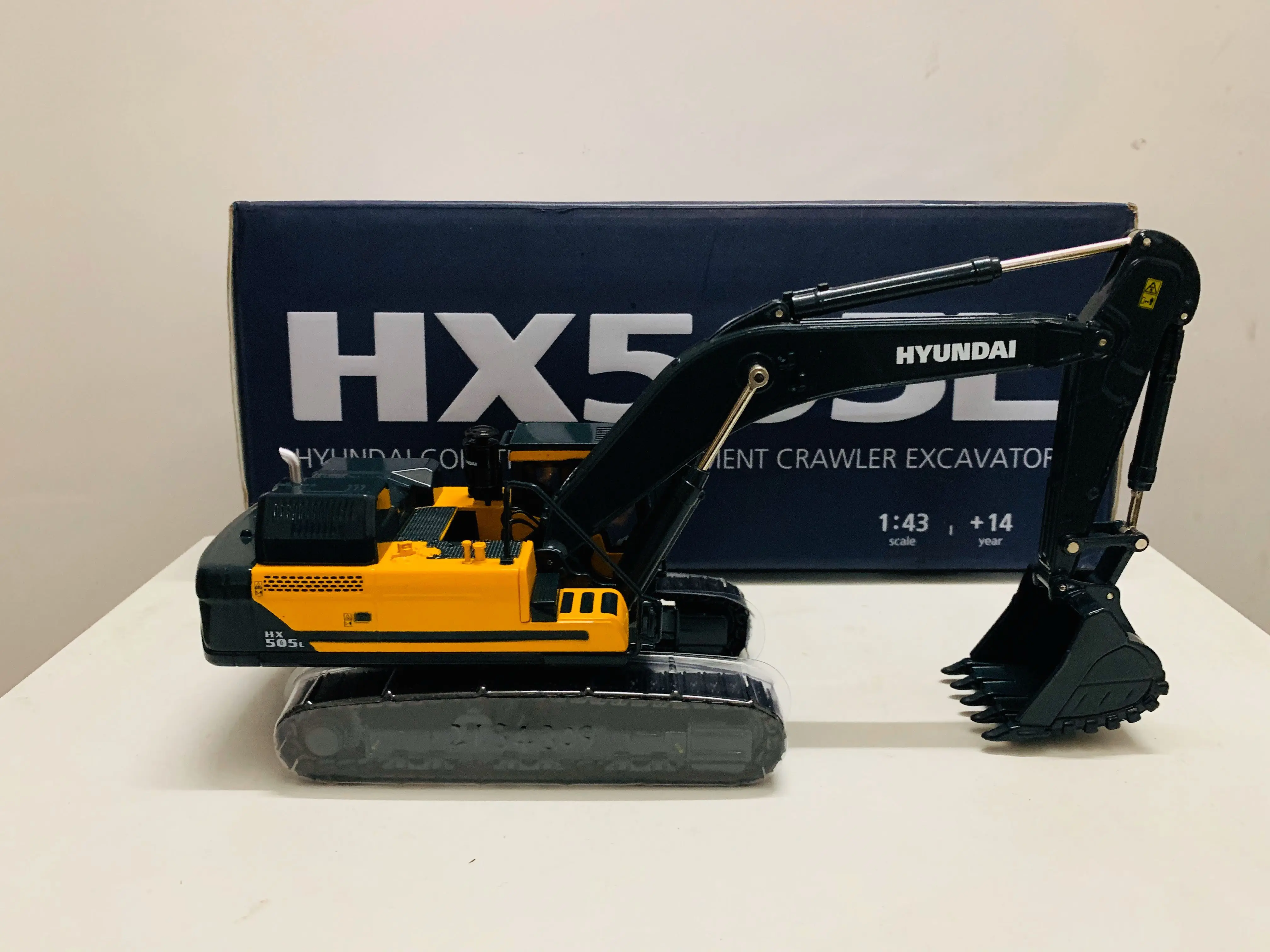 Construction Equipment Crawler Excavator HX505L 1/43 Scale DieCast Model