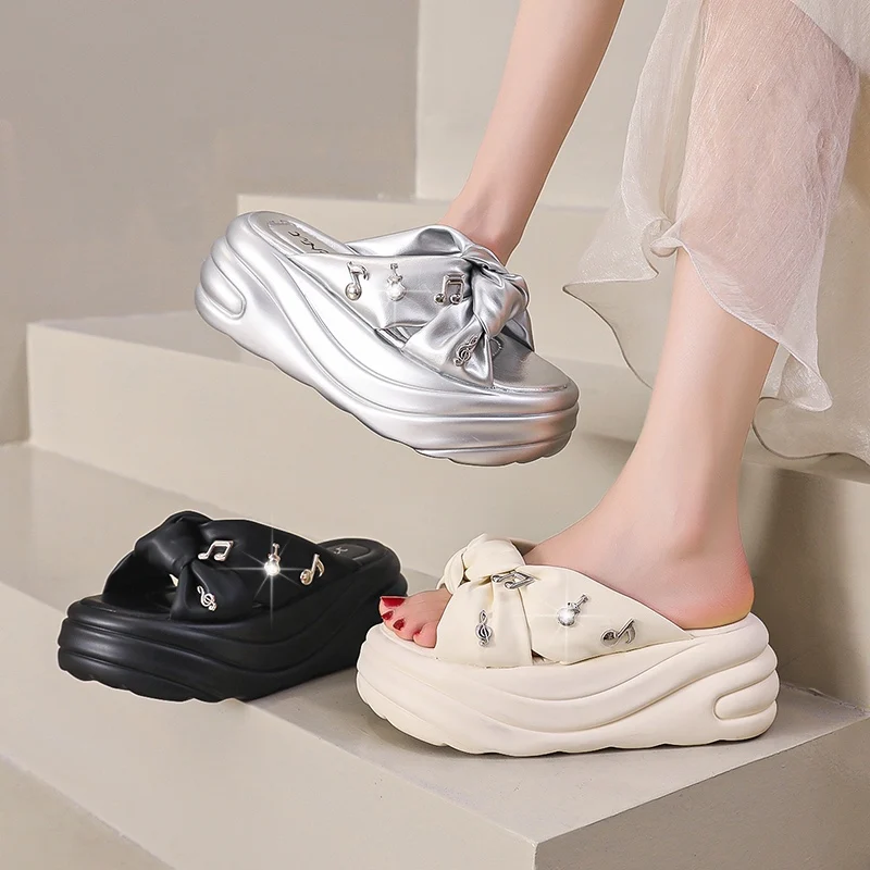 

Летние шлепанцы на платформе с круглым открытым носком, металлическим декором, плиссированные, на нескользящей подошве