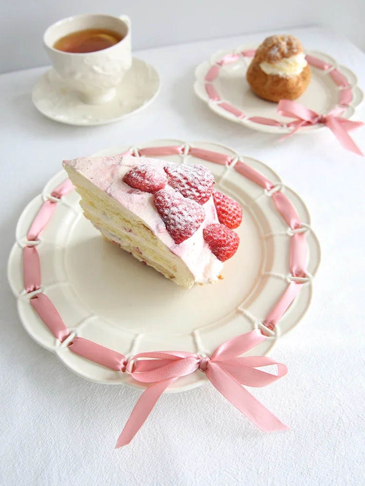 Retro Cream Colored Relief Lace Ceramic Plate Wedding Cake Tea Time Fruit Steak Plate European Style round Dish Adult Use