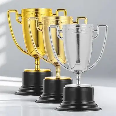 鮮やかで絶妙なトロフィー プラスチック装飾品 3 個 日々の学校イベント ギフトトロフィー パーティーデコレーション用