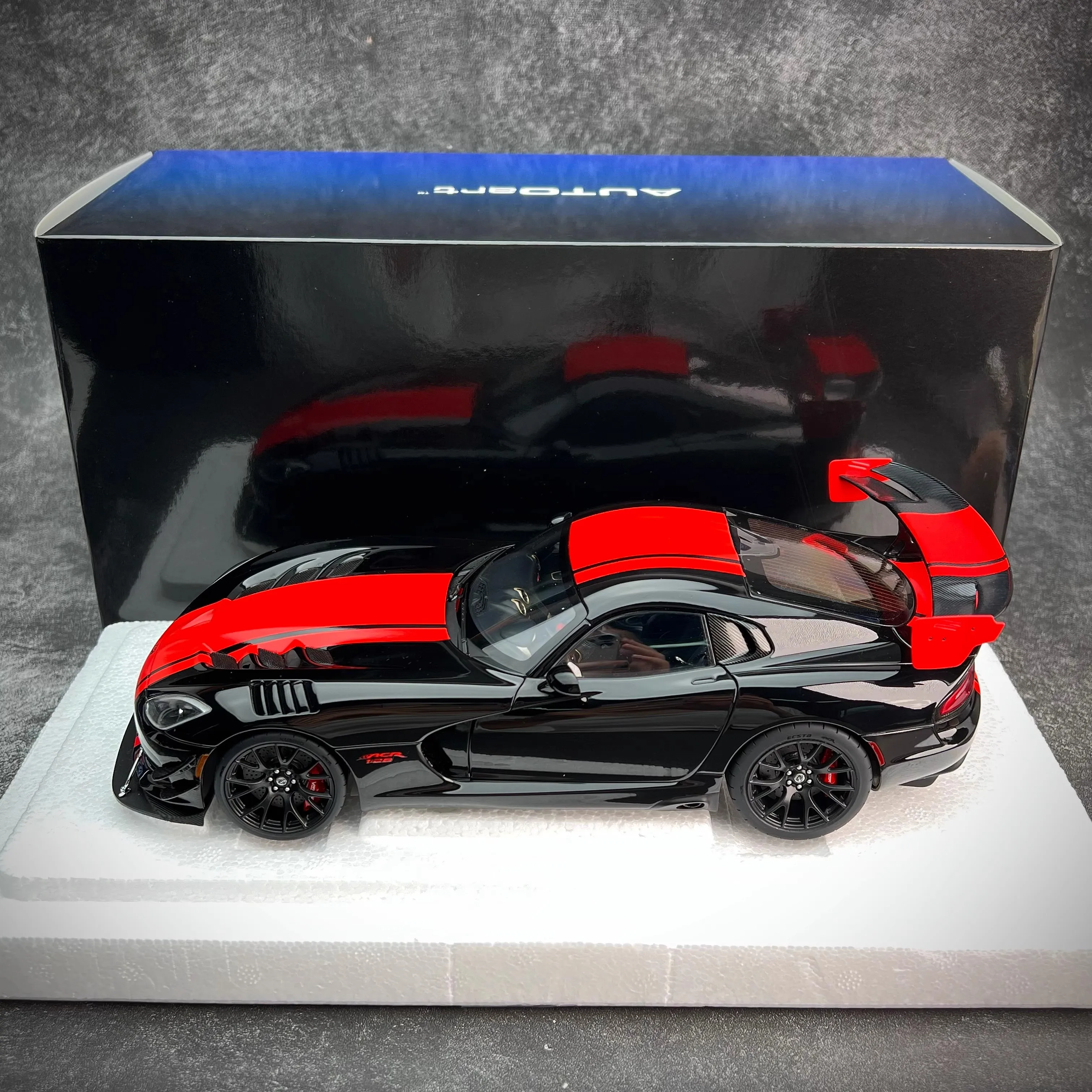 AUTOART New 1/18 scale DODGE VIPER ACR 2017 car model Static display Collection Holiday gift