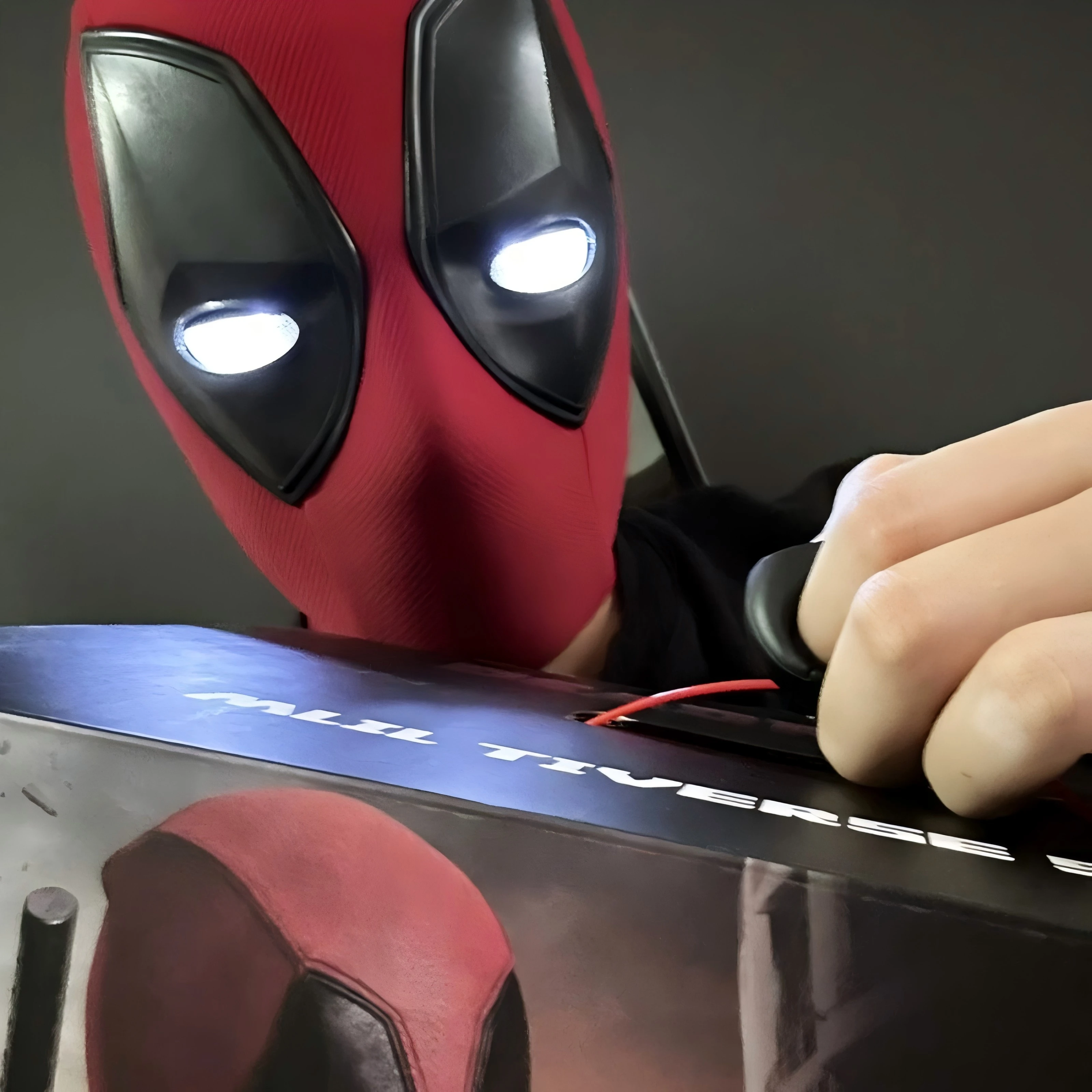 

Дешевый электрический шлем Дэдпула/Человека-паука с функцией мигания и подсветки, маска для косплея, игрушка Марвел Вулверин, подарок на день рождения