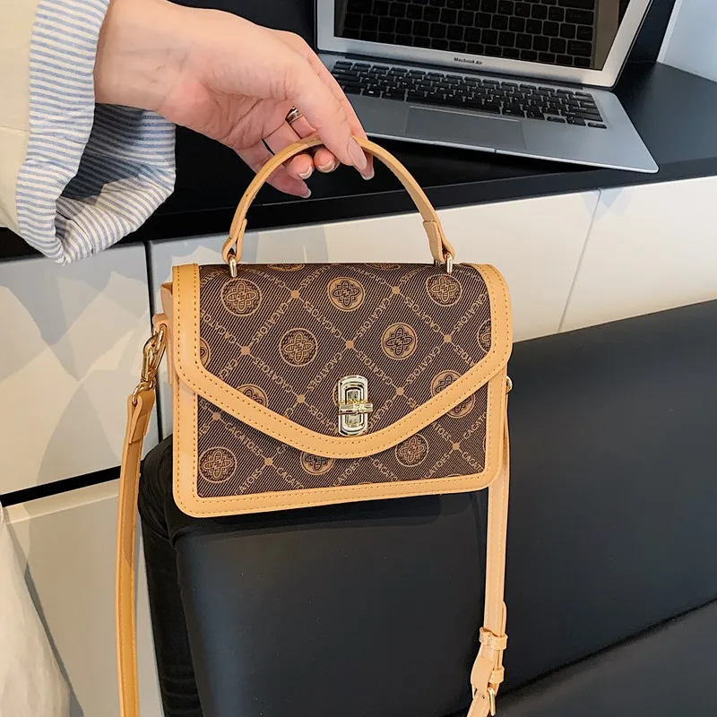 

Квадратная сумка с буквенным принтом, винтажный кошелек на плечо для женщин, минималистичная сумка через плечо, текстурированная сумка «день-ночь», шикарная сумка на ремне ​