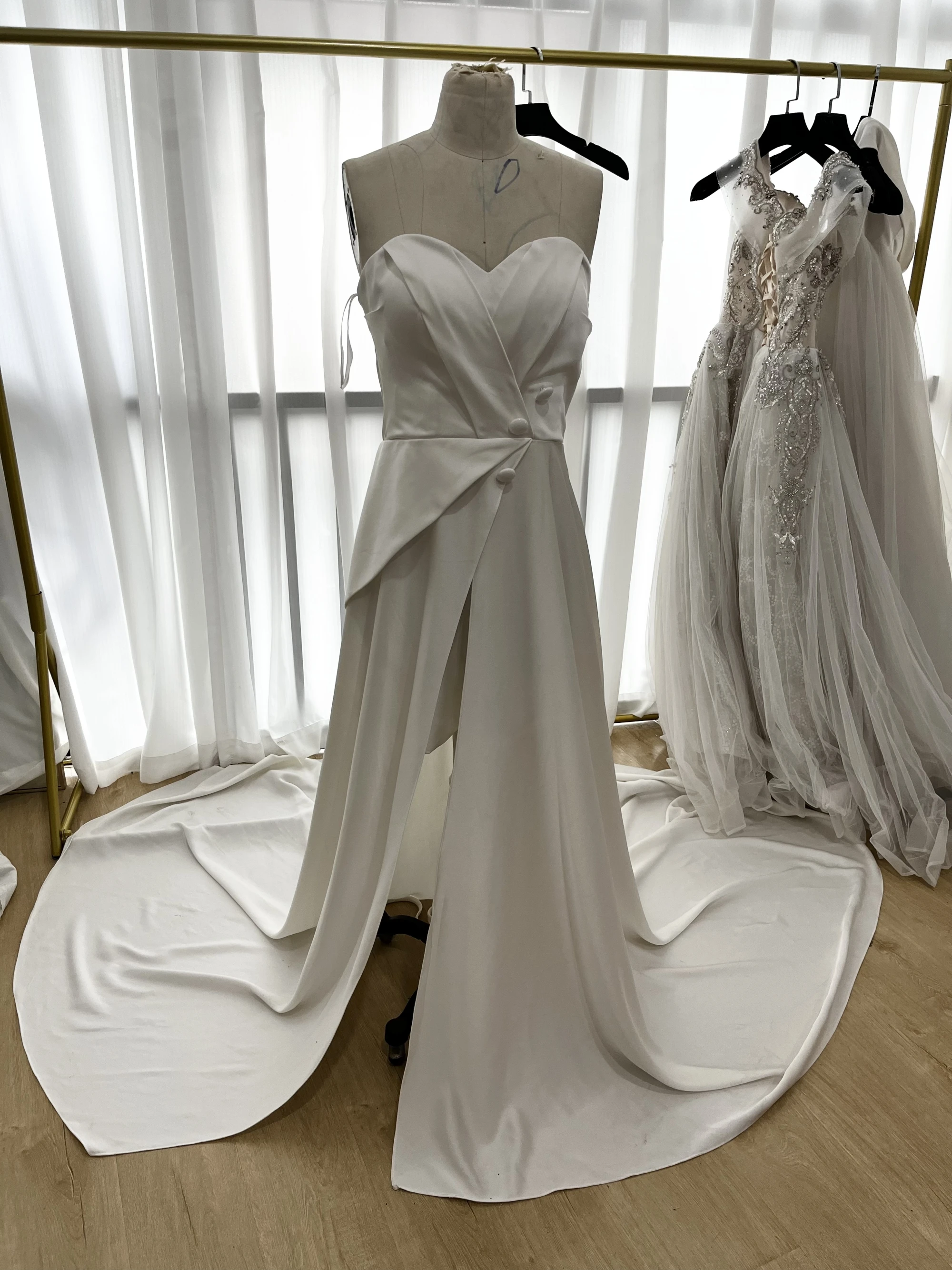 

CloverBridal Worthy High Quality In Stock Simple And Elegant Buttons Sweetheart Long Train High Slit Crepe Bridal Gowns ZD49