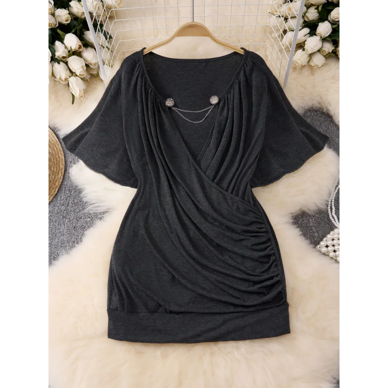 

Футболка больших размеров с V-образным вырезом и плиссированной цепочкой на подоле, в стиле европейской и американской моды для женщин.