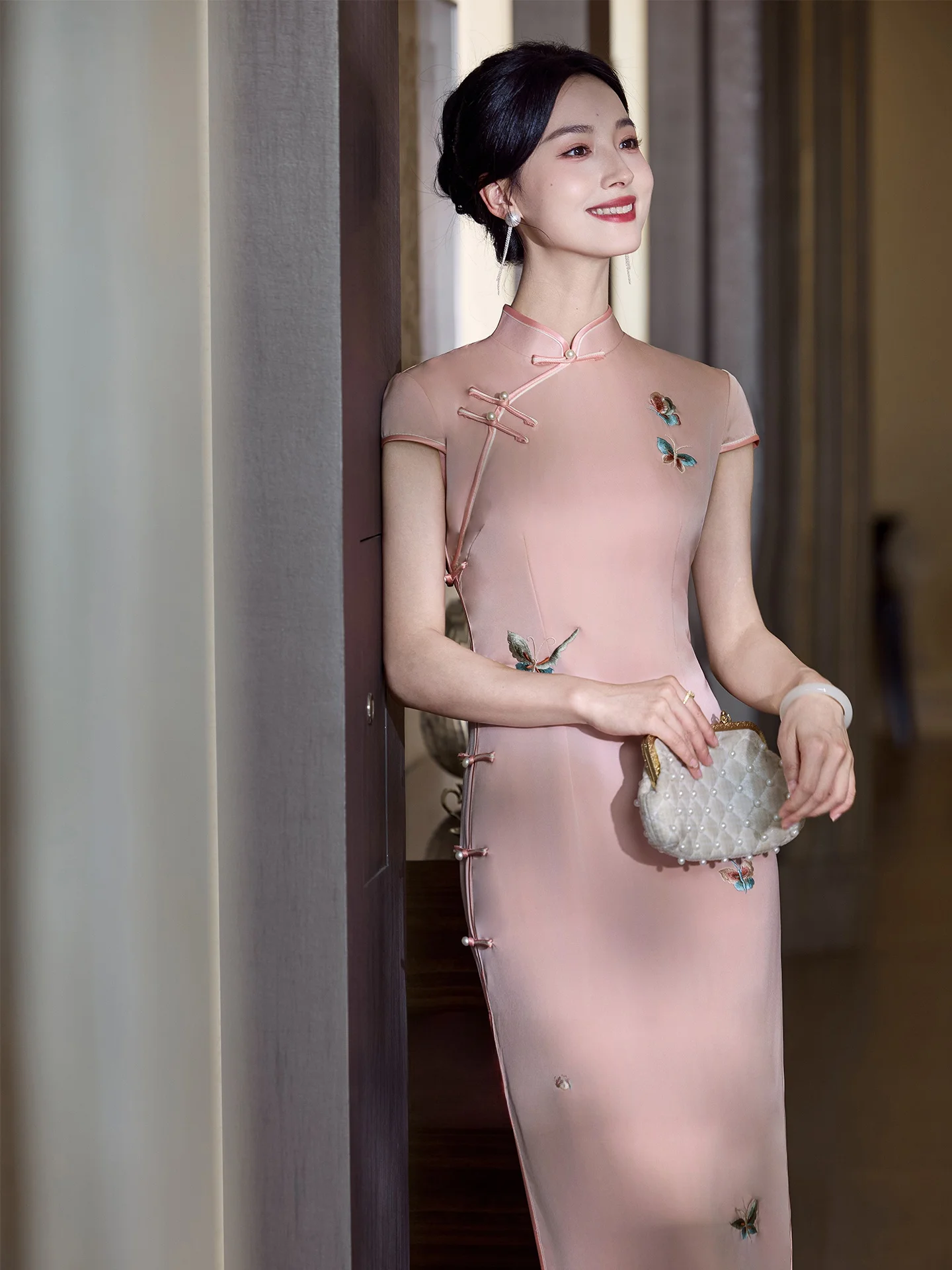 

Розовое улучшенное традиционное китайское платье для женщин с вышивкой, для повседневной носки, с низким разрезом, коротким рукавом, длинное