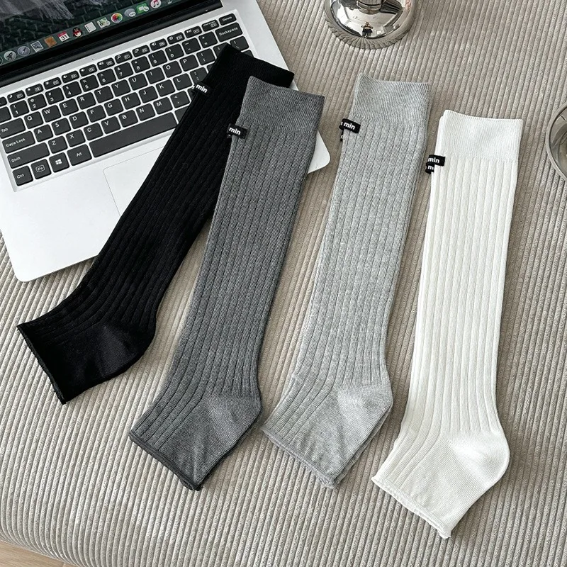 Nuovi calzini alla caviglia con etichetta in lettera, calzini al polpaccio, calzini a mezza lunghezza aperti, calzini alla moda e alla moda