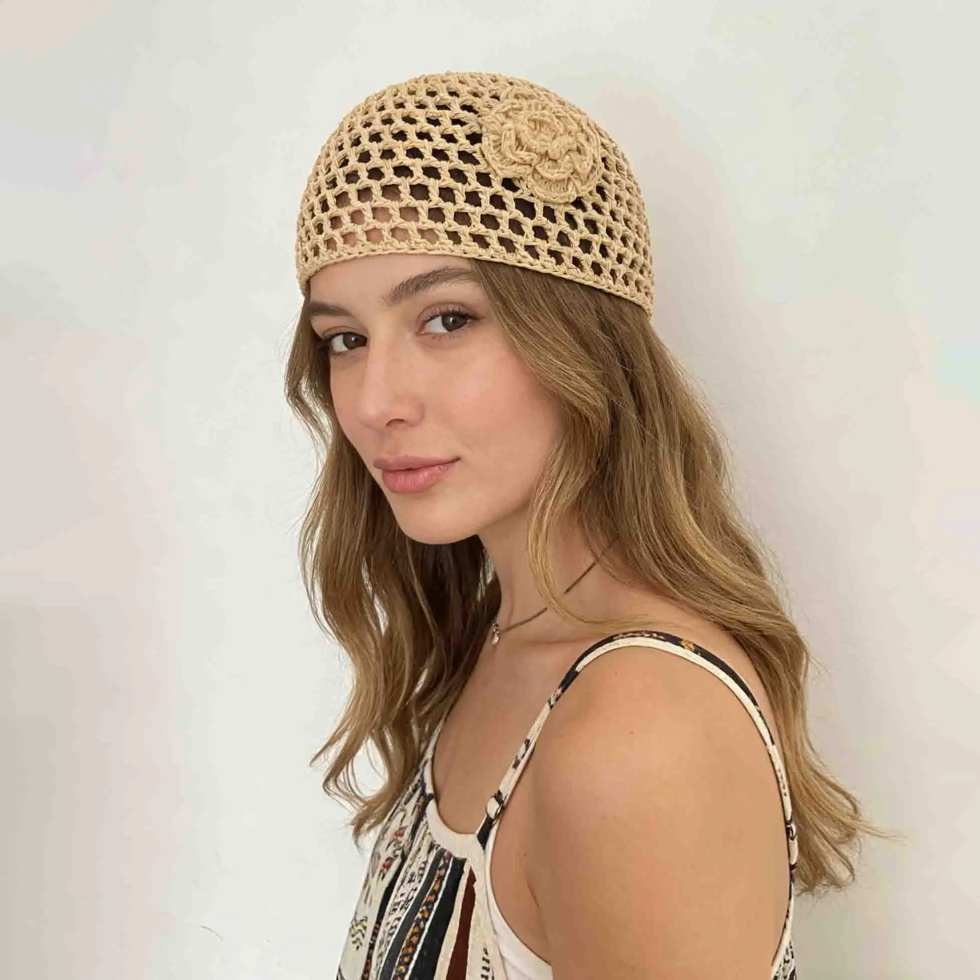 

Вязаная вручную соломенная шляпа для женщин, летняя ажурная шапка-бини из рафии с цветком, дышащая сетчатая шапка-бини в стиле бохо для пляжа