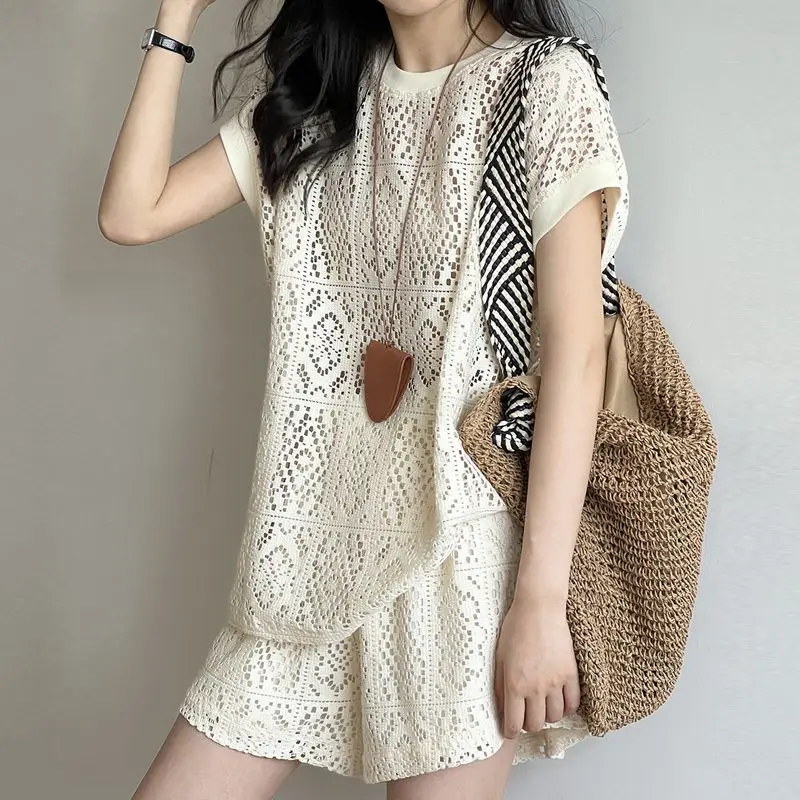 Conjunto de top y pantalones cortos calados elegantes e informales de verano