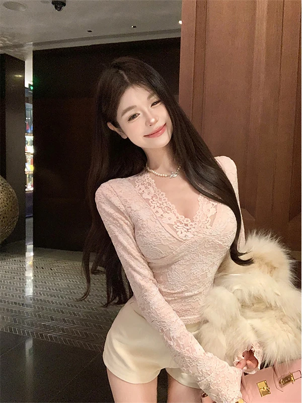 

Кружевная базовая блузка с длинным рукавом и V-образным вырезом, для ношения как под одежду, так и поверх нее, сексуальная, новинка 2025 года, корейская версия, приталенная, для повседневной носки, короткая.