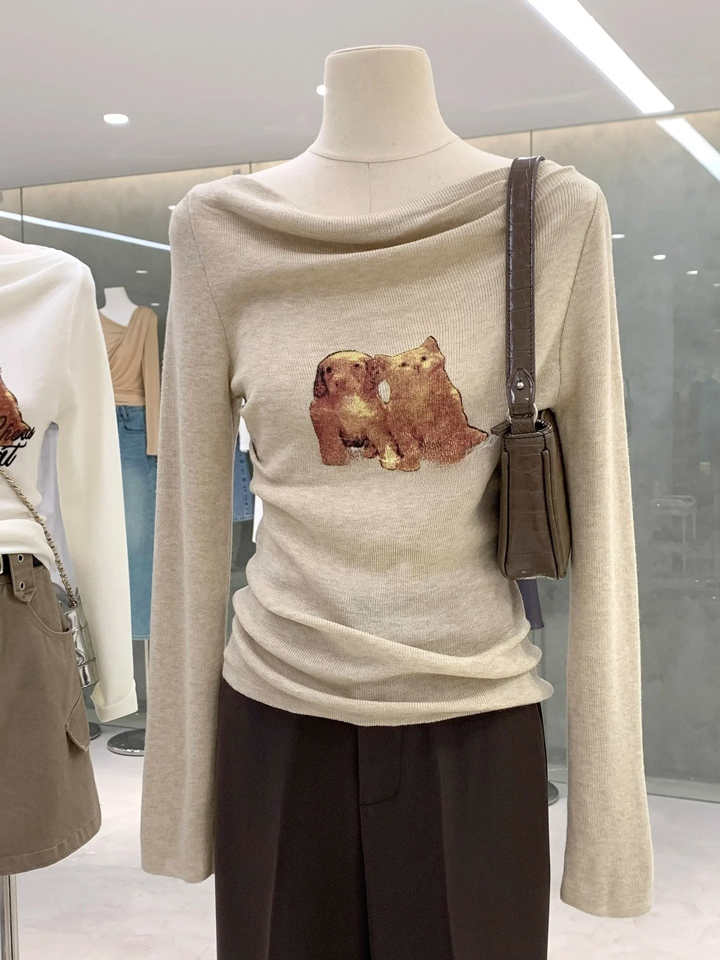 

Корейский Sle Spicy Girl, ранняя осень, чистое желание, асимметричный длинный вязаный свитер с волнистым принтом, женский топ для похудения