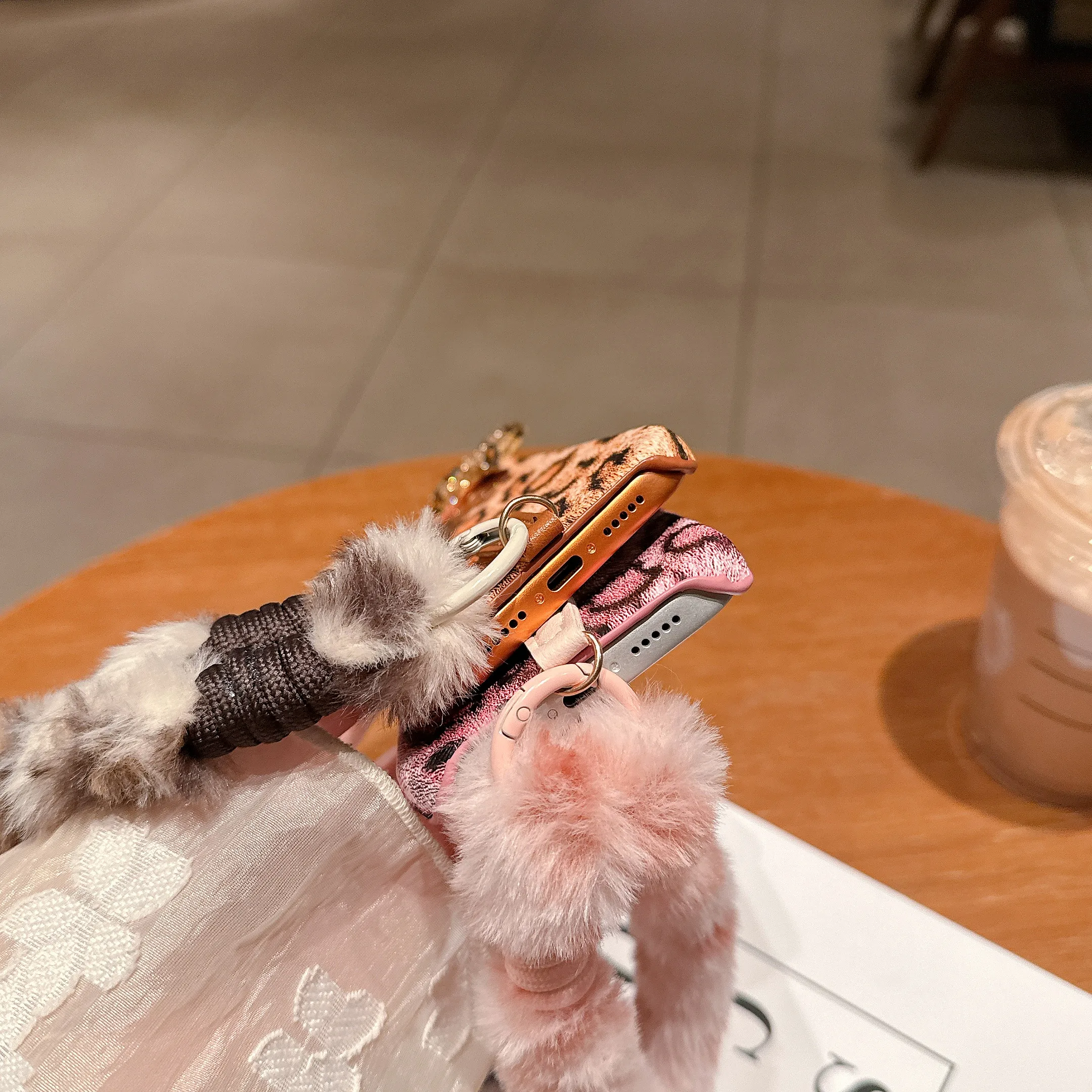 حافظة هاتف جديدة بفيونكة الفهد لعام 2025 مع حزام ليوبارد من القطيفة - غطاء من البولي يوريثان الناعم المقاوم للصدمات لهاتف iPhone 17 PRO/PROMAX #6