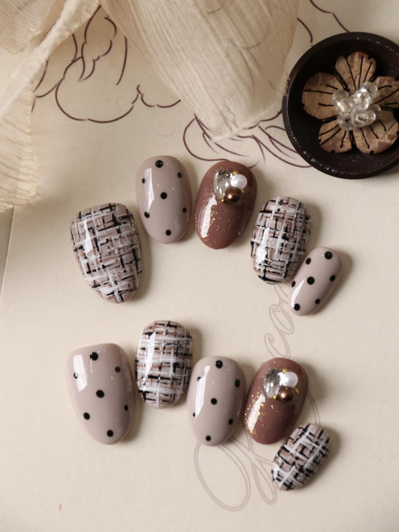 10 Stück Acryl Aufklebenägel in Braun mit Polka-Dot-Wollmuster, Künstliche Nägel, Inklusive 1 Blatt Klebestreifen & 1 Mini-Feile