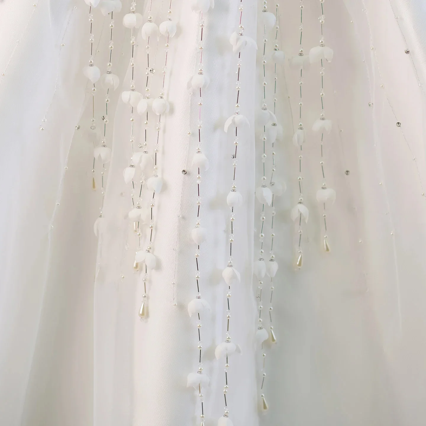 فستان فتاة الزهور من الساتان الأبيض لحفلات الزفاف من الساتان المطرز بالزهور الفاخرة الأنيقة للأطفال لحفلات أعياد الميلاد فستان التواصل الأول حسب الطلب