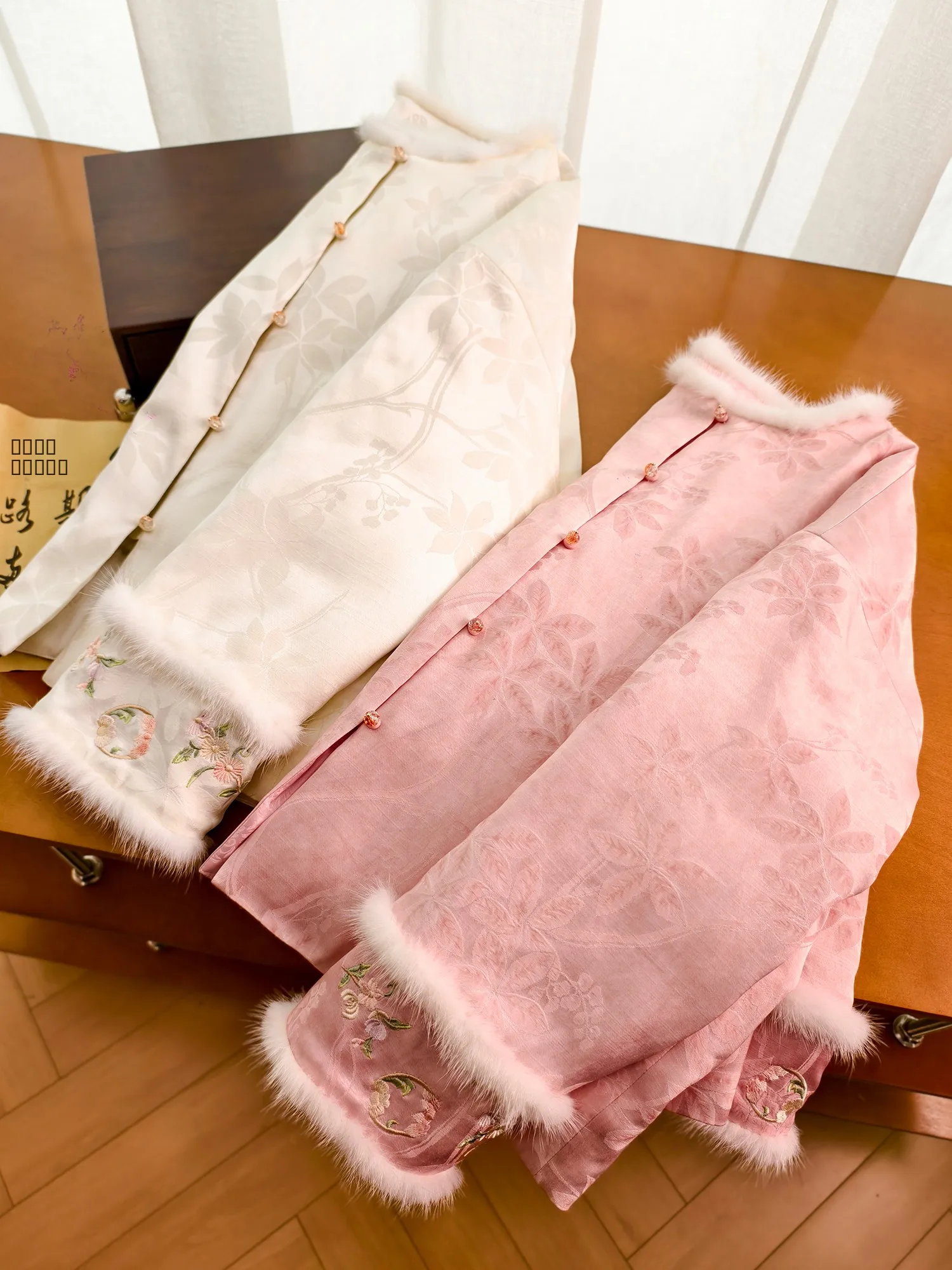 

Exquisite Embroidered 90 White Du down Jaet Chinese Sle Long Sve round Ne Thi Warm Daily Wear with Patchwork