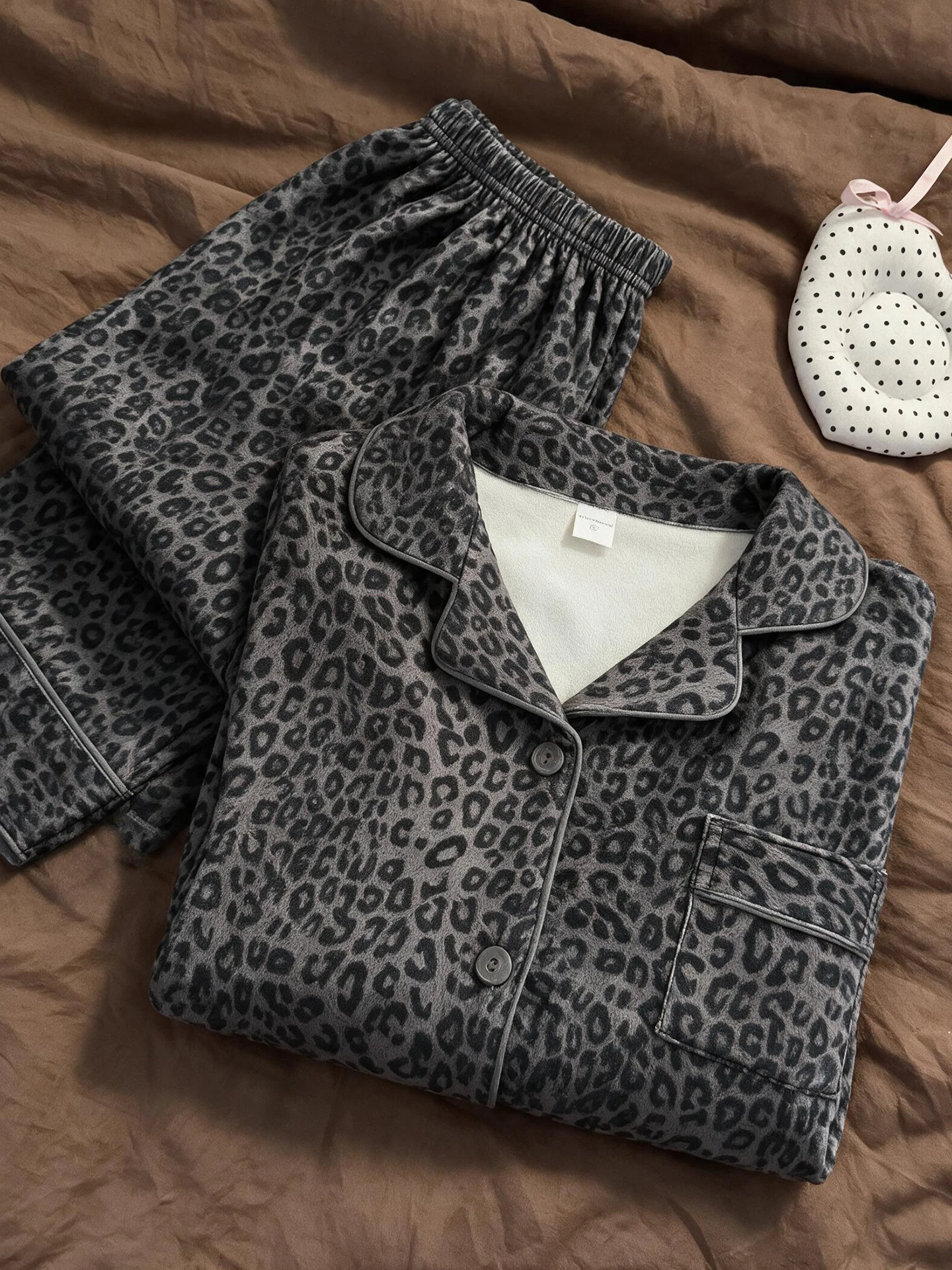 2026 New Women's Sleepwear Thickened Flocking Home Clothes Leopard Print Warm Winter Pajamas Long Sleeve Long Pants Velvet
