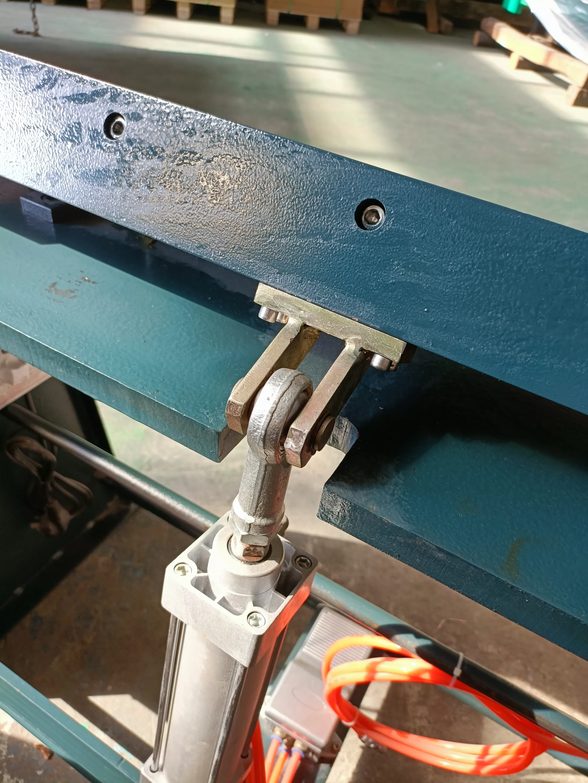 Pneumatic Unilateral Folding Crimping Machine for Paper Crimping - Efficient Binding Equipment