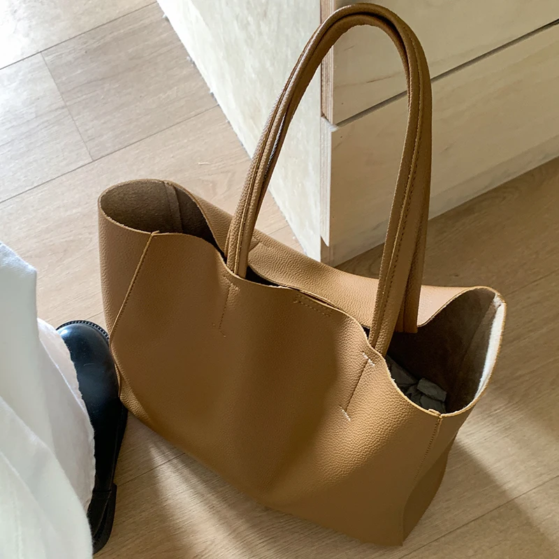 

Large Capacity Commuter Tote Bag for Women Simple Versatile Fashion Magnetic Buckle Single Shoulder Bags Vintage Handbags