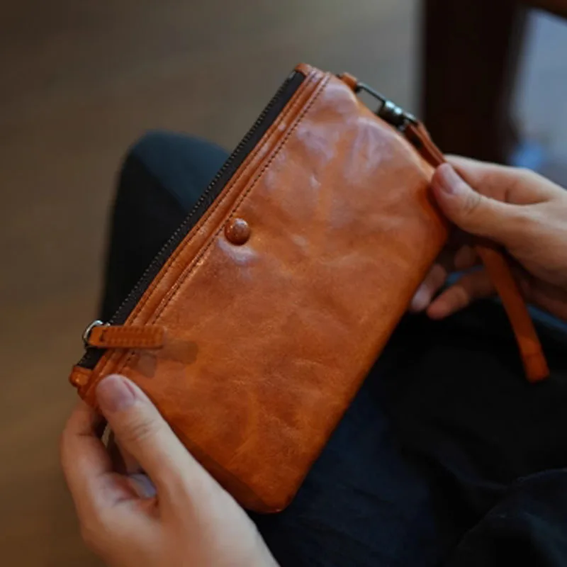 AETOO A large-capacity wallet made of vegetable-tanned cowhide with a retro and aged look and a high-end feel. It is a genuine l