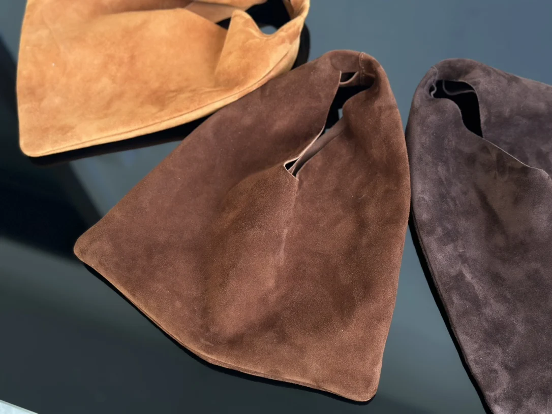 Borsa a mano in pelle di vacchetta triangolare retrò 2024 Borsa semplice per pendolarismo alla moda versatile di nuovo stile