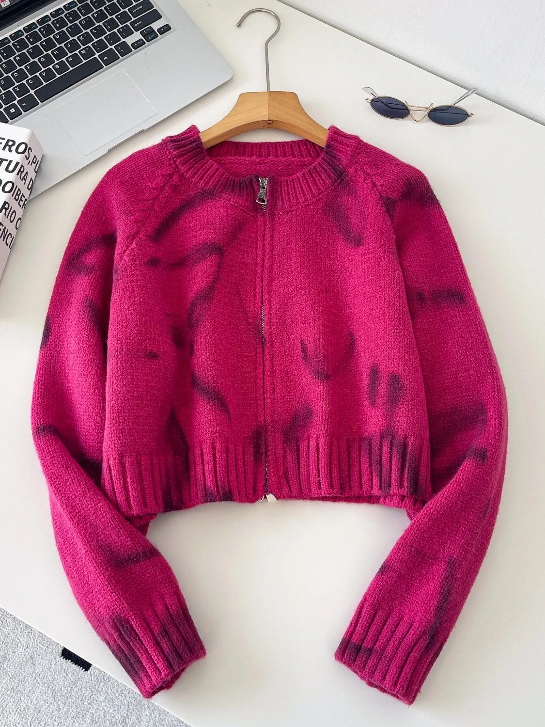 Damski kardigan na jesień i zimę, dzianinowy, otwarty, długi sweter z okrągłym dekoltem, w ciepłych kolorach, luźny krój, idealny do pracy, zapewniający ciepło i komfort.