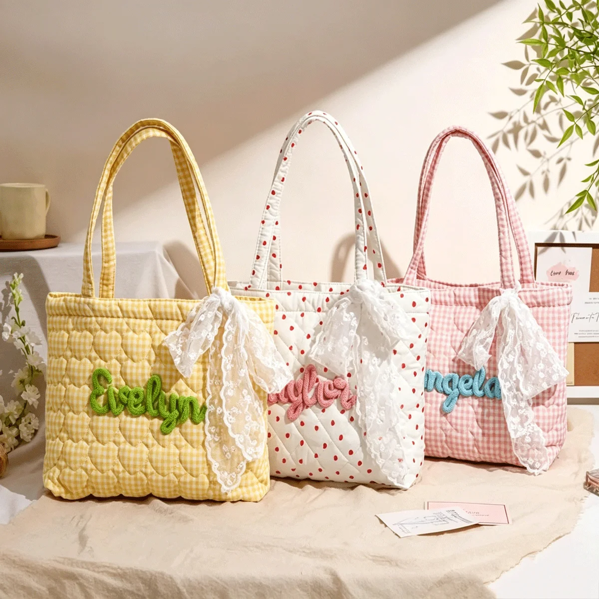 1 Personalisierte gesteppte herzförmige Handtasche mit handgesticktem Schriftzug und Spitzenband – Brautjungferngeschenk / Urlaubsparty-Tasche – Detail 4