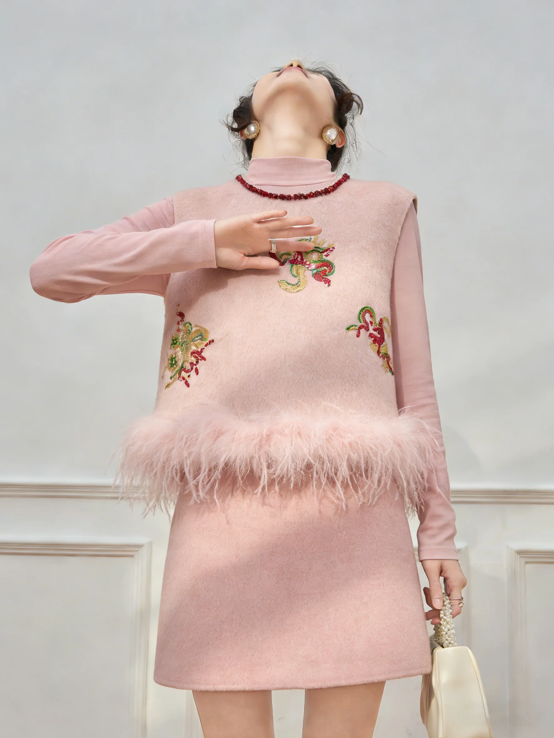 

Новый китайский модный комплект: розовый вышитый жилет с оборками и юбка с высокой талией. Женская повседневная одежда сезона Весна 2026.