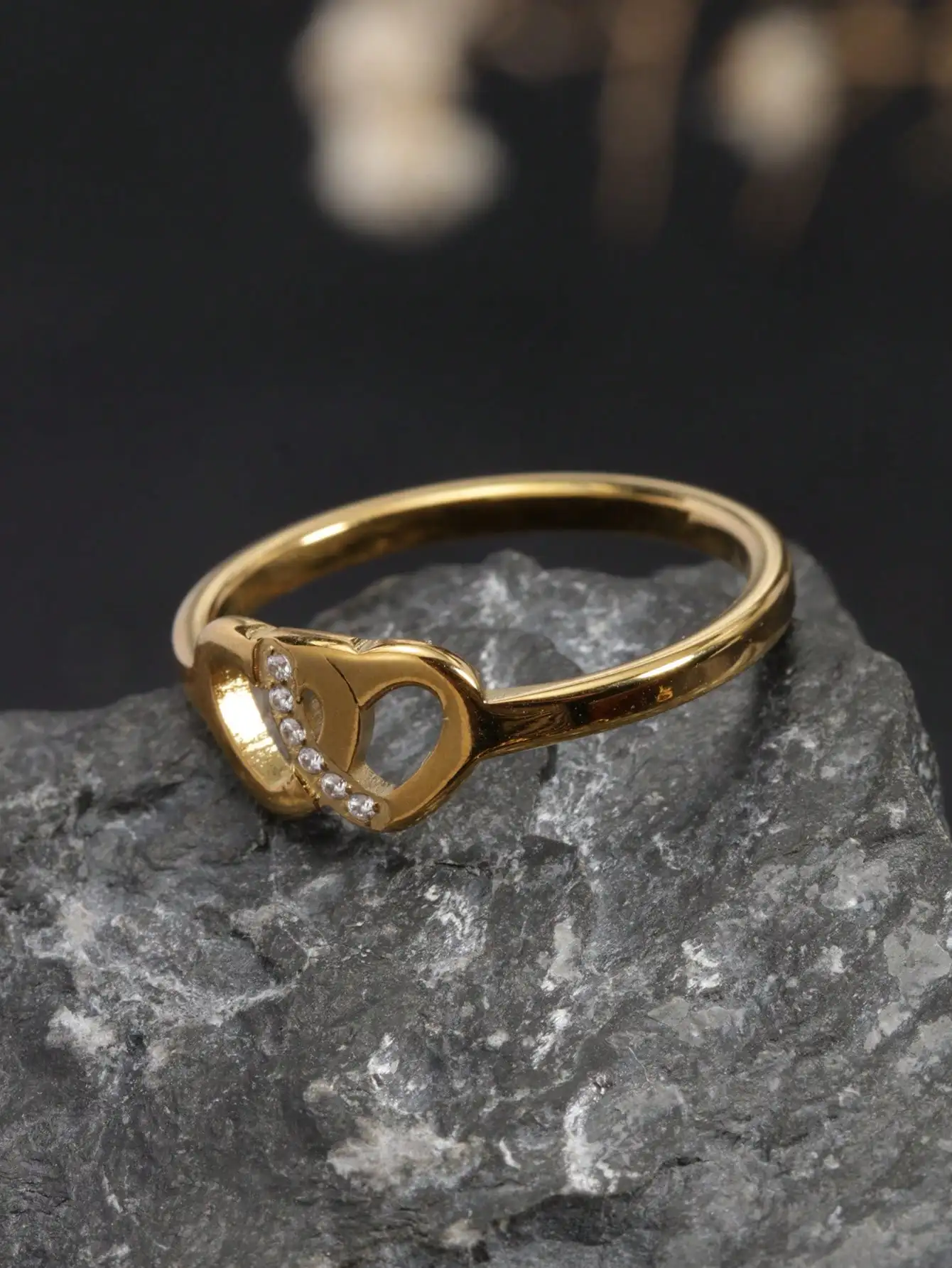 1 Piece Hollow Double Heart Ring with Rhinestones, 18K Gold Color, Exquisite Stainless Steel Heart-Shaped Women's Finger Ring, Classic Sweet Niche Design, Light Luxury, Suitable for Women's Daily Wear, Parties, and Gatherings, Gift for Mom, Gift for Wife Thanksgiving Gifts, Holiday Gifts