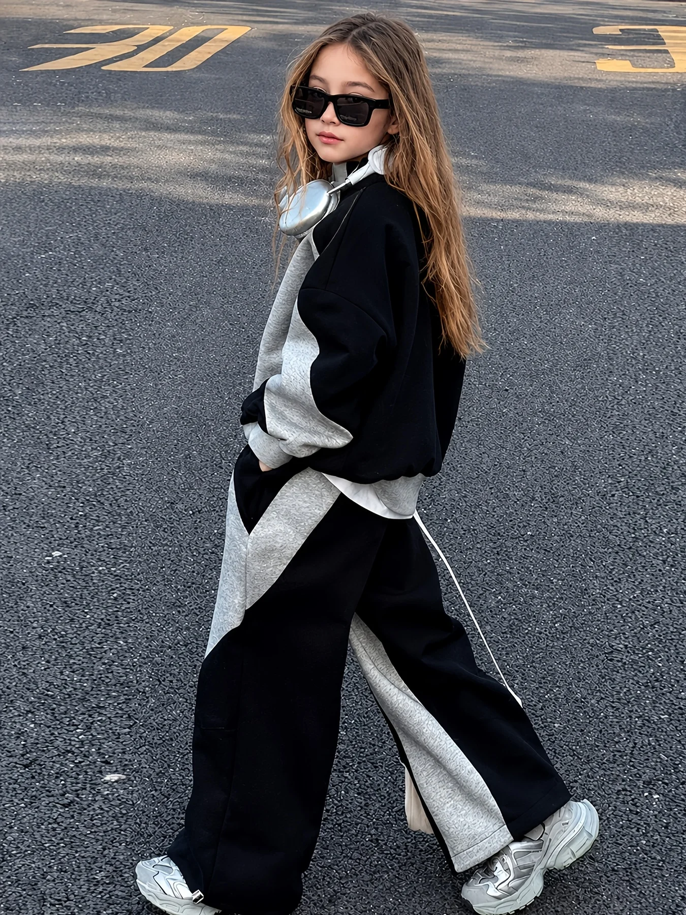 Girls' Autumn and Winter Outfit, Casual Sporty Color-Blocking Set, Loose Sweatshirt Top + Wide-Leg Pants Two-Piece Set, Suitable for Children Aged 5-13, Fashionable Street Style Versatile Design Clothing