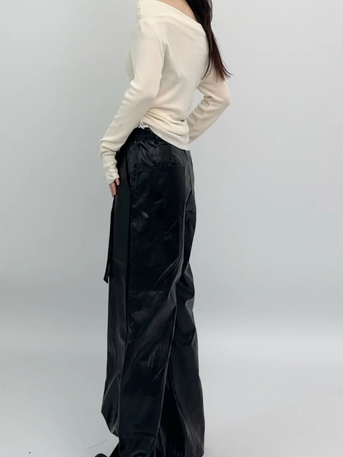 

Кожаные брюки с высокой талией и прямыми штанинами, струящиеся, визуально удлиняющие силуэт, универсальные, современные, повседневные, модные, в корейском стиле, женские брюки