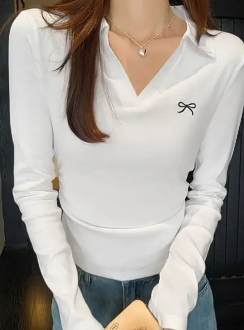 Lässiges und minimalistisches, einfarbiges Langarm-T-Shirt mit Weste