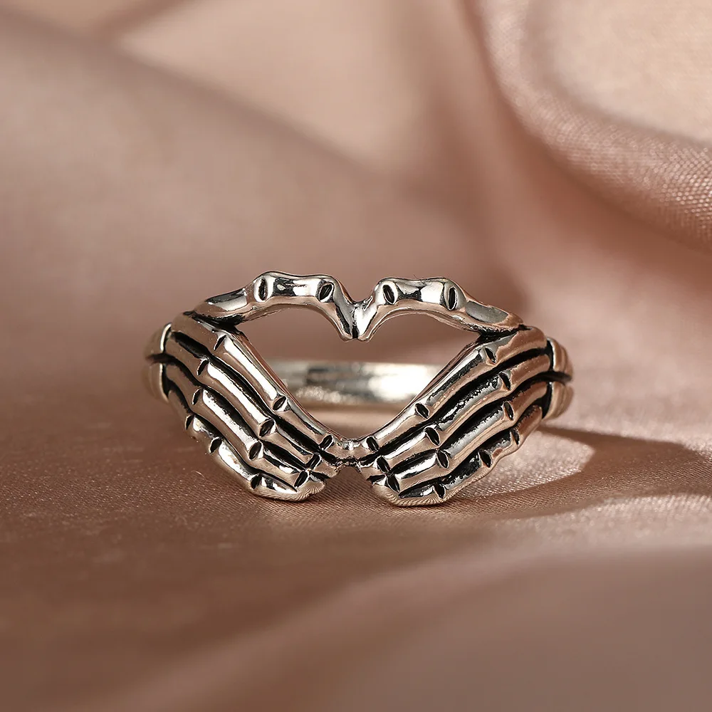 Vintage Fashion Palm Ring Distress Skeleton Hand Heart Gesture Finger Ring Jewelry for Unisex Hip-hop Personality Party Gift