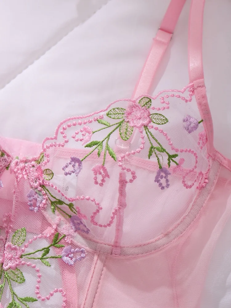 ملابس داخلية نسائية مع حزام رباط وردي تول ملابس داخلية مثيرة رومانسية مطرزة بالزهور طقم سراويل داخلية شفافة من خلال مجموعة الملابس الداخلية