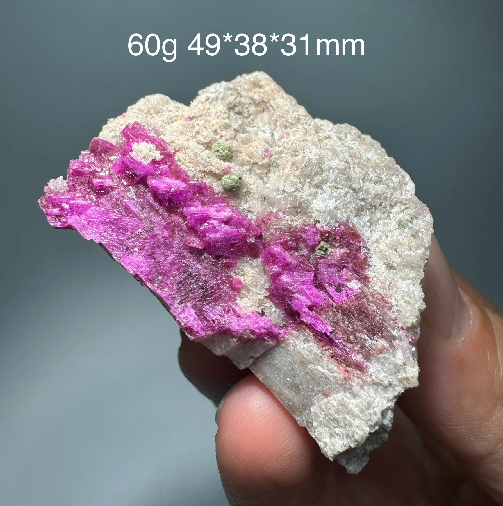 Espécime mineral natural da calcita do cobalto do Congo com pedras curativas da paragenese da malaquita decoração da sua casa
