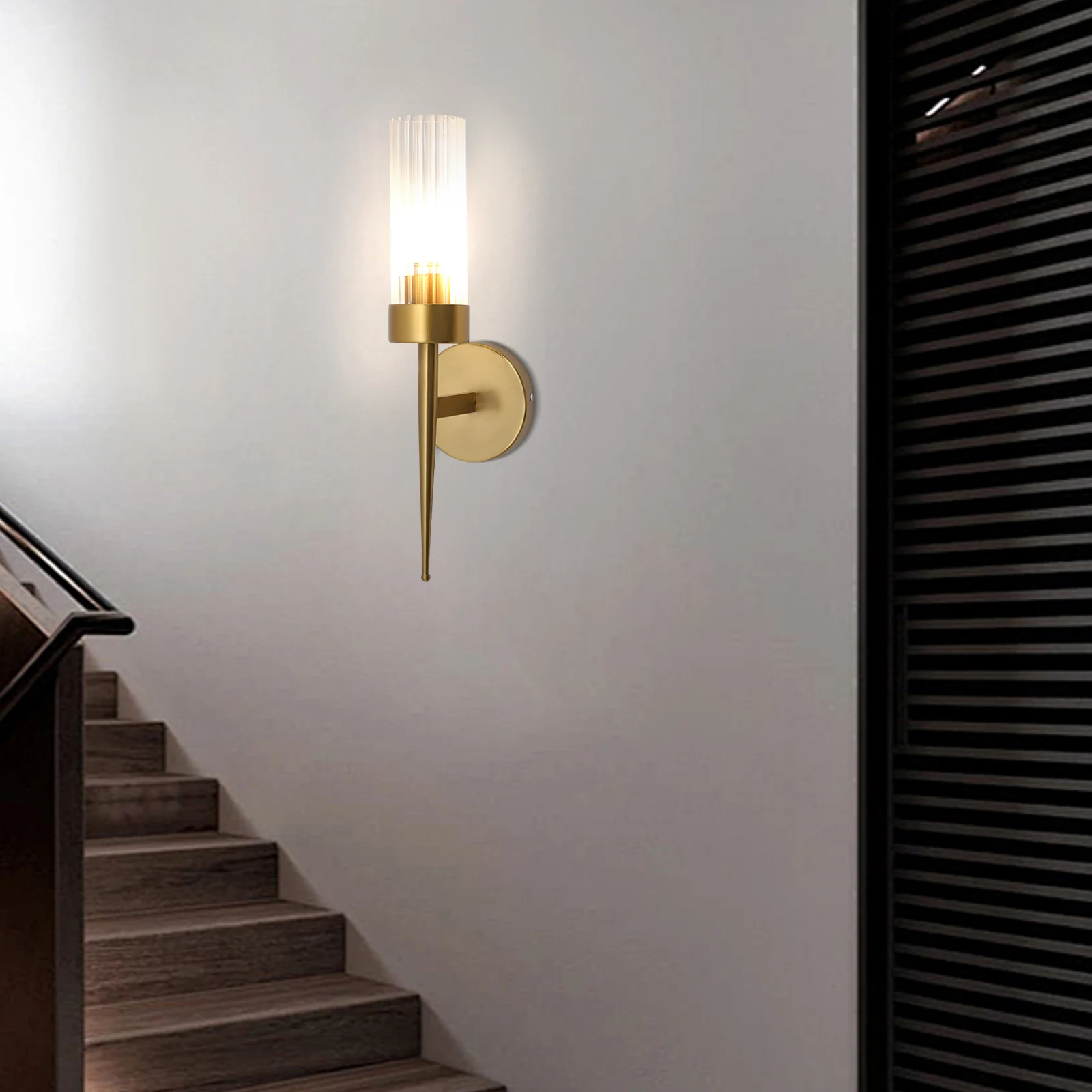 Lampada da parete moderna in oro, apparecchio cablato a testa singola da 110 V, compatibile con lampadina E26 (60 W max) per illuminazione di corridoi e scale