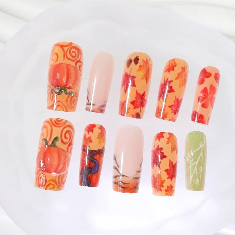 24 Stück Damen- und Mädchen-Maniküre für Halloween, Französischer Stil, Quadratische Künstliche Nägel mit 3D-Kürbis- und Ahornblättermuster, Aufklebenägel – Detail 3
