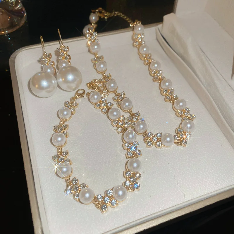 

PEARLCINEMA Diamond studded flower round pearlset