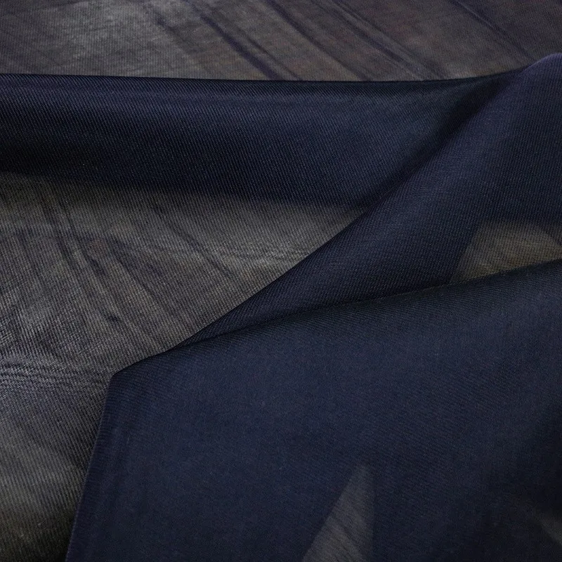 

New Chinese-style clothing is made of silk and linen blended hollowed-out fabric featuring a niche design