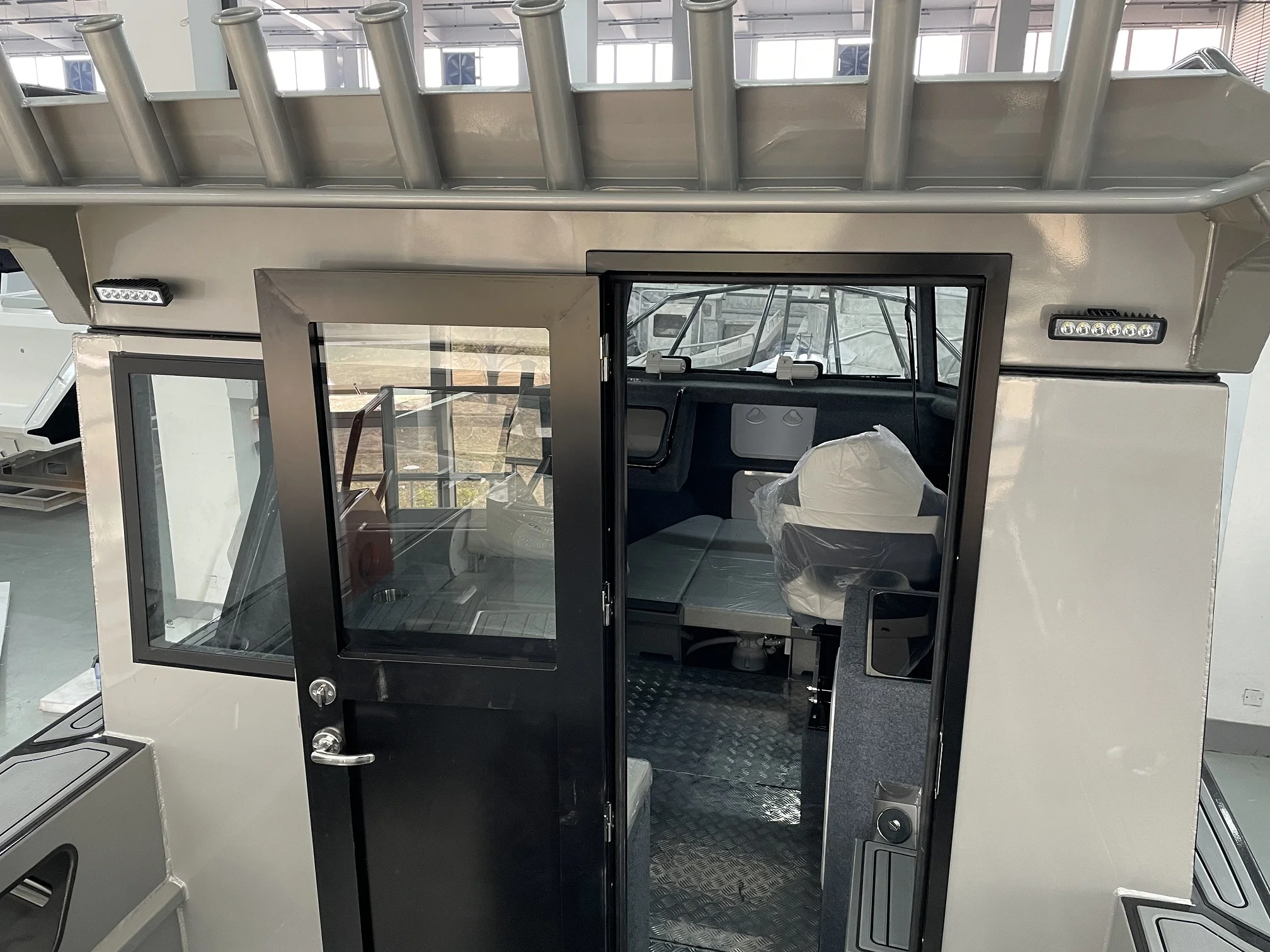 CE Certified Speedboat Easy Process Welded Aluminum Fishing Boat with Pontoon - New Design