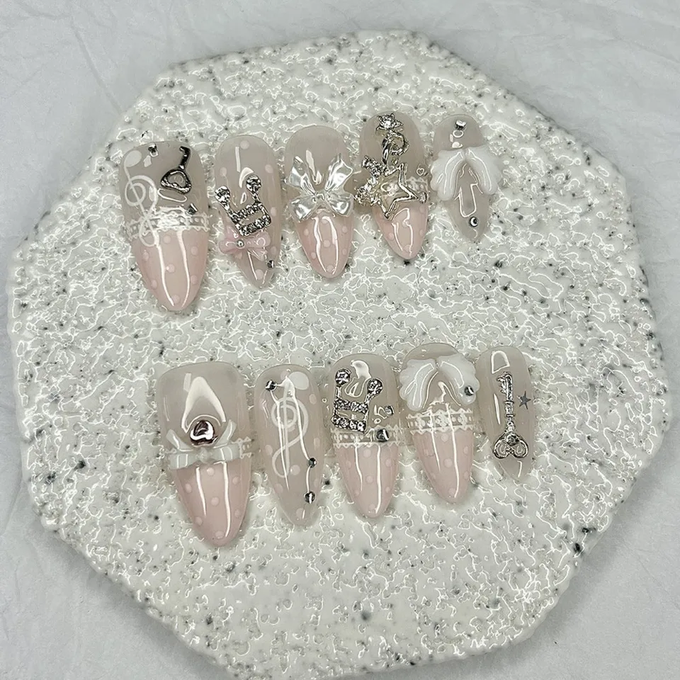 Uñas postizas almendradas con notas musicales, rosa retro, encaje, lunares, moño 3D, estrella, alas, diamantes, vintage 4