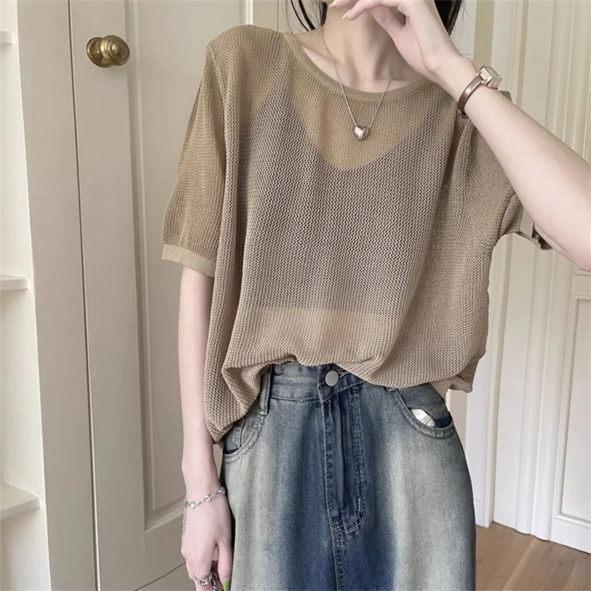 T-shirt in maglia di seta di ghiaccio sottile nera casual da donna estiva Joker Lady Fashion Back Cross scava fuori manica corta Solid Simple Tops