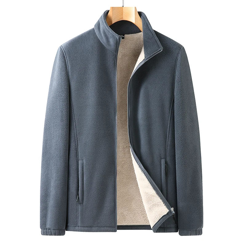 

Для мужчин осенью и зимой. Большой, свободный, однотонный флисовый кардиган на молнии и цветной заглушке.