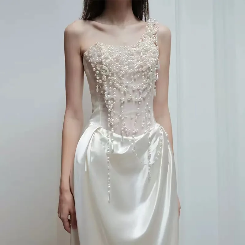 أزياء كتف واحد غمد فستان الزفاف اللؤلؤ الديكور الساتان فستان الزفاف بلا أكمام طول الأرض مخصص vestidos de novia